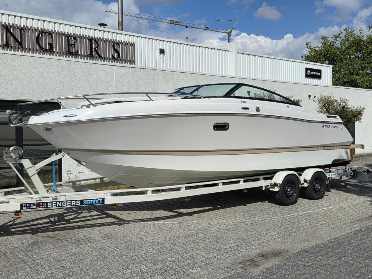 Four Winns S265 - V8-300 - low hours! - good condit