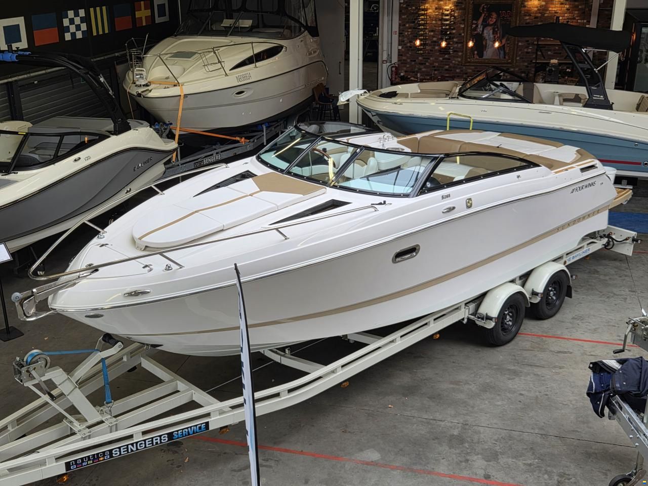 Four Winns S265 - V8-300 - low hours! - good condit