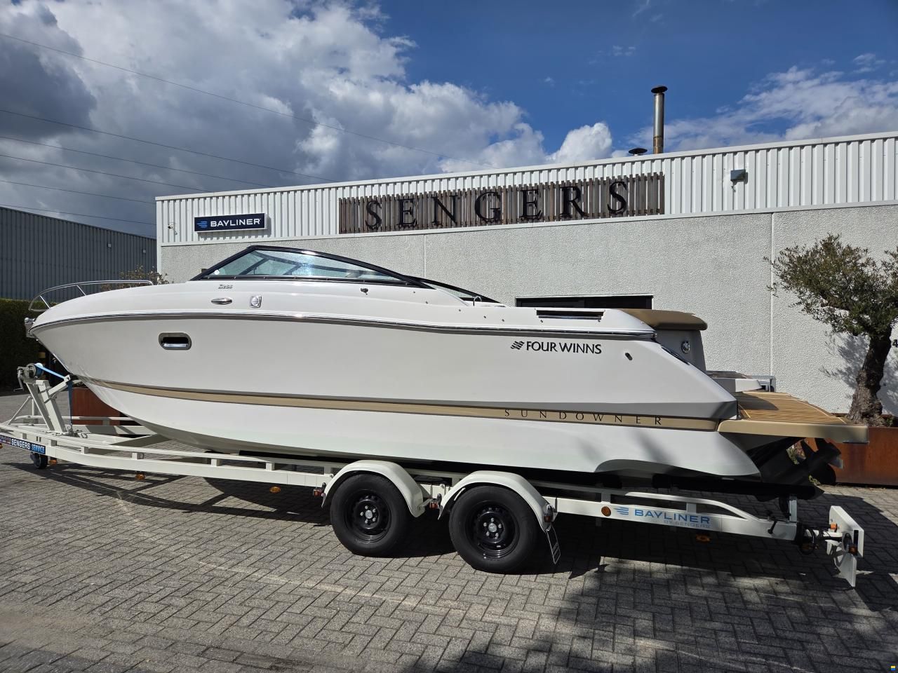 Four Winns S265 - V8-300 - low hours! - good condit