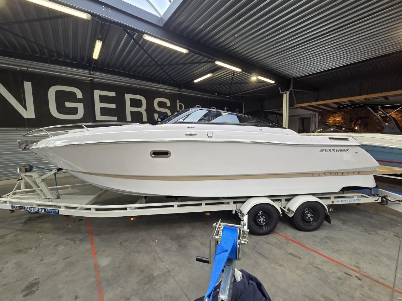 Four Winns S265 - V8-300 - low hours! - good condit