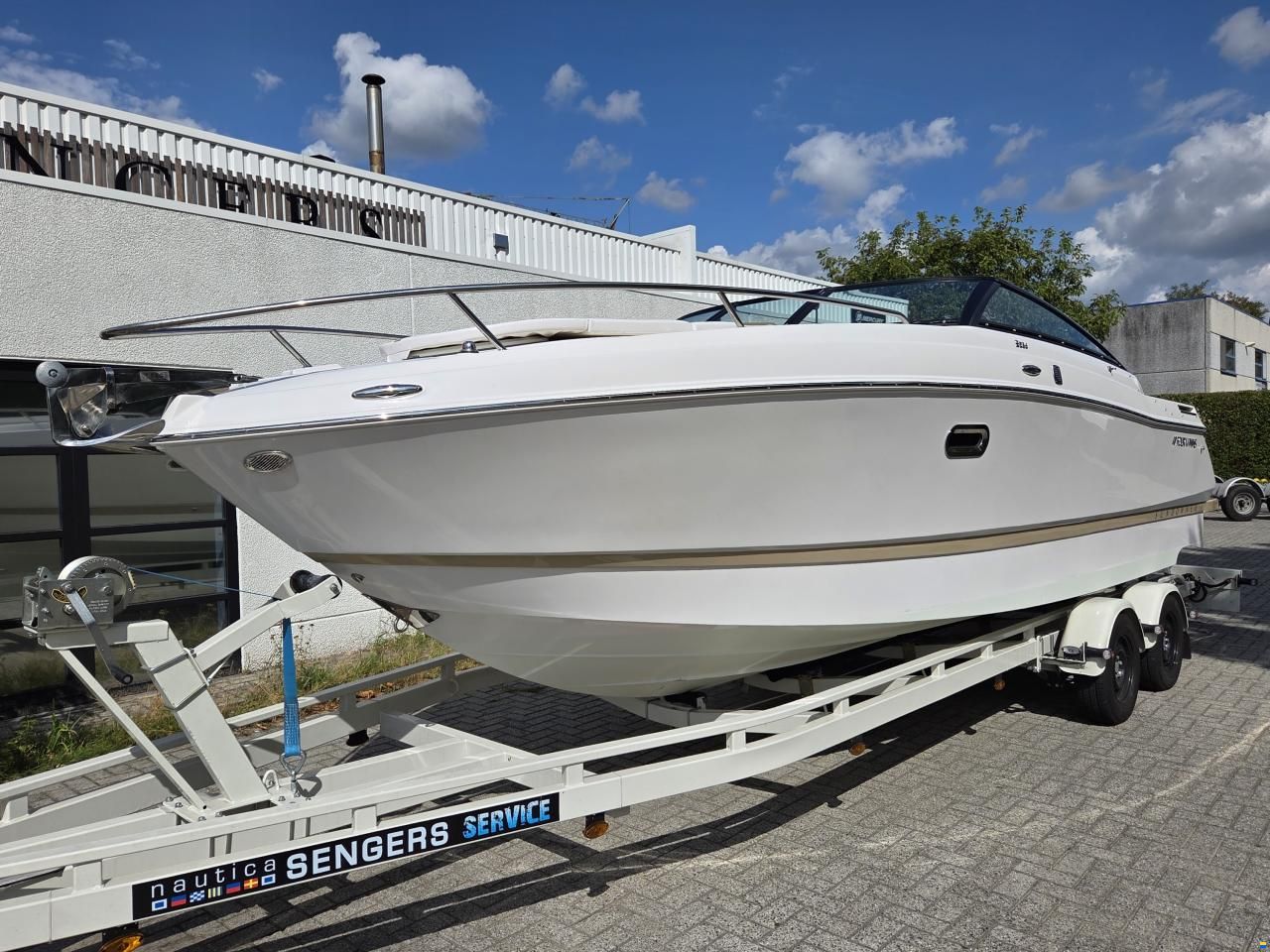 Four Winns S265 - V8-300 - low hours! - good condit