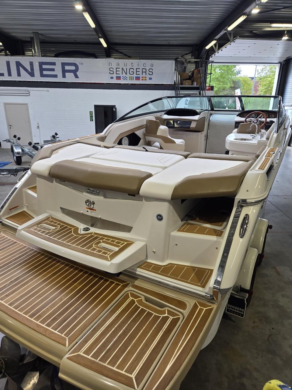 Four Winns S265 - V8-300 - low hours! - good condit