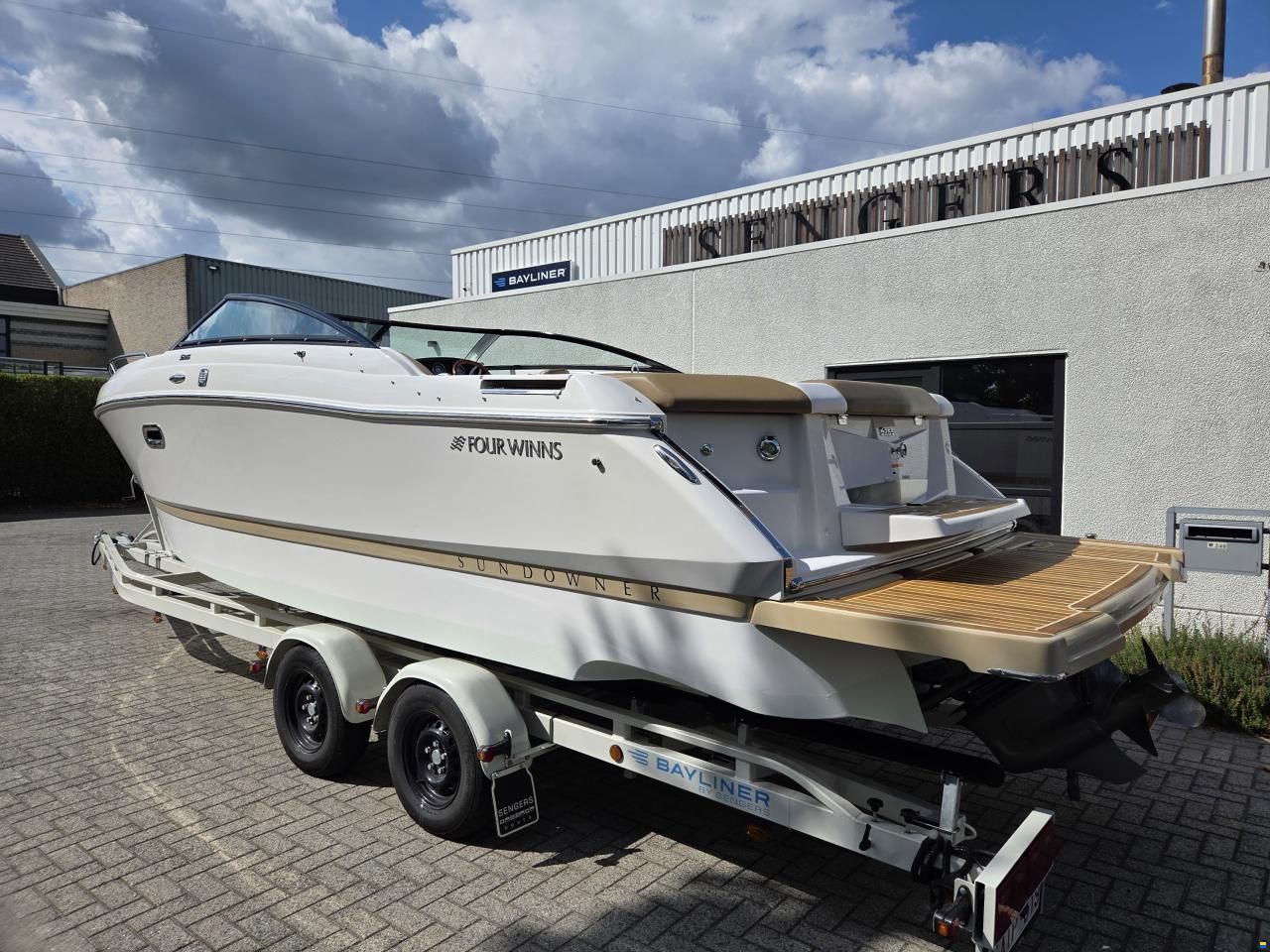 Four Winns S265 - V8-300 - low hours! - good condit