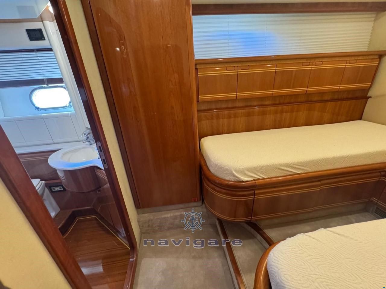 Ferretti 810