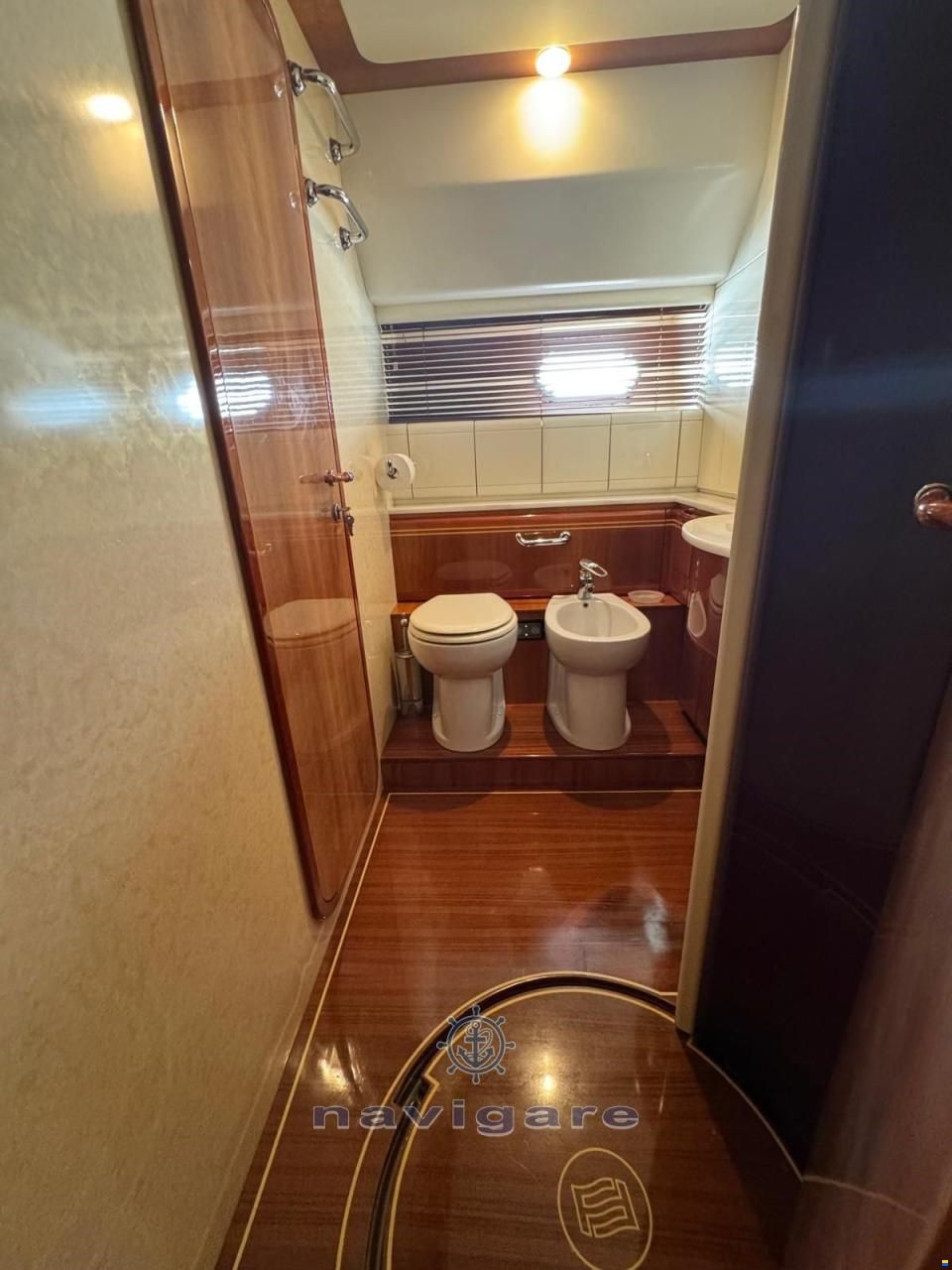 Ferretti 810