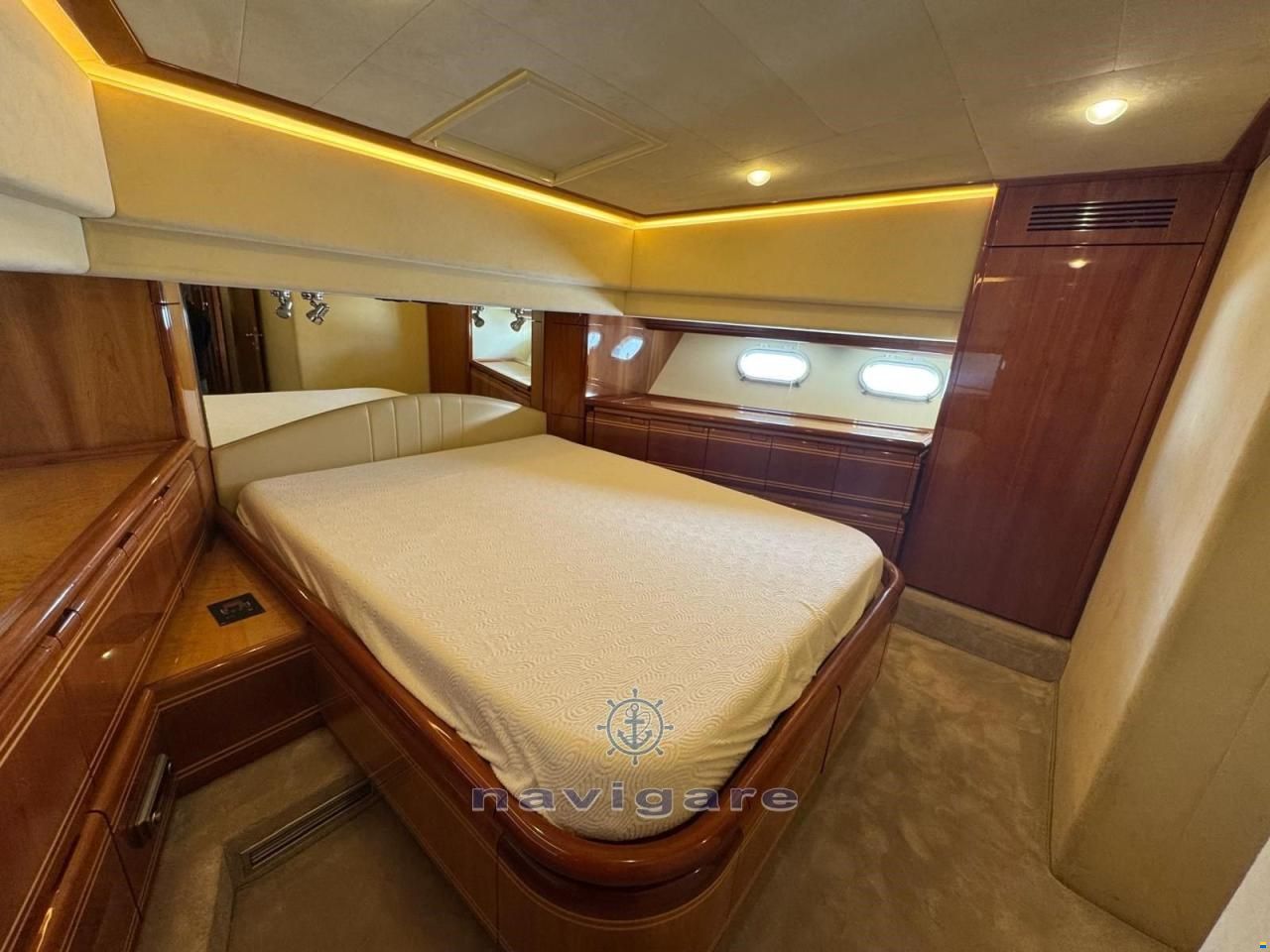 Ferretti 810