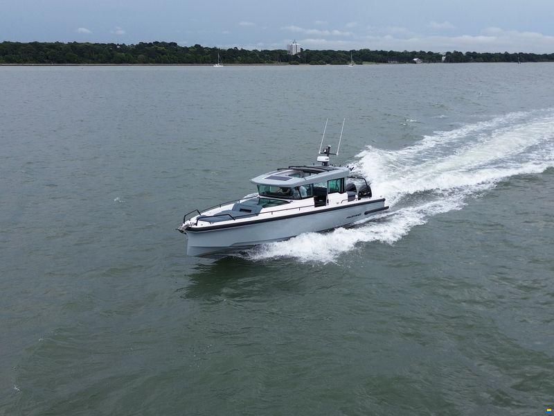Axopar 37XC Cross Cabin