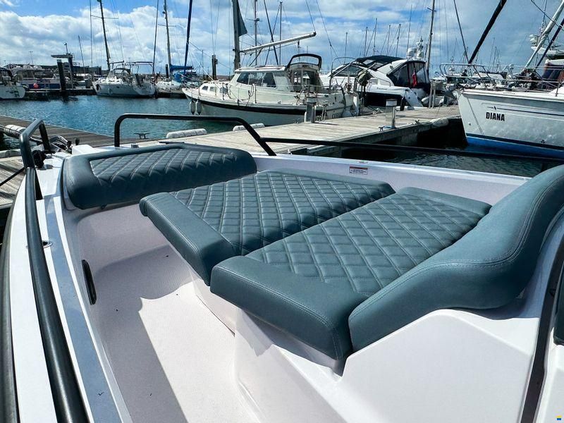 Axopar 37XC Cross Cabin