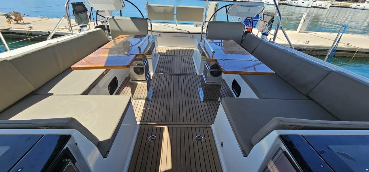 Beneteau Oceanis Yacht 62