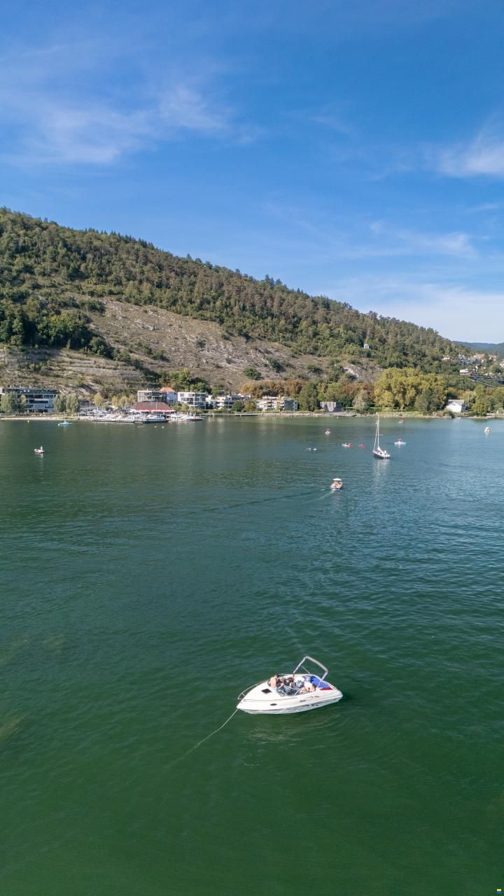 Rinker 212 Festival Cuddy