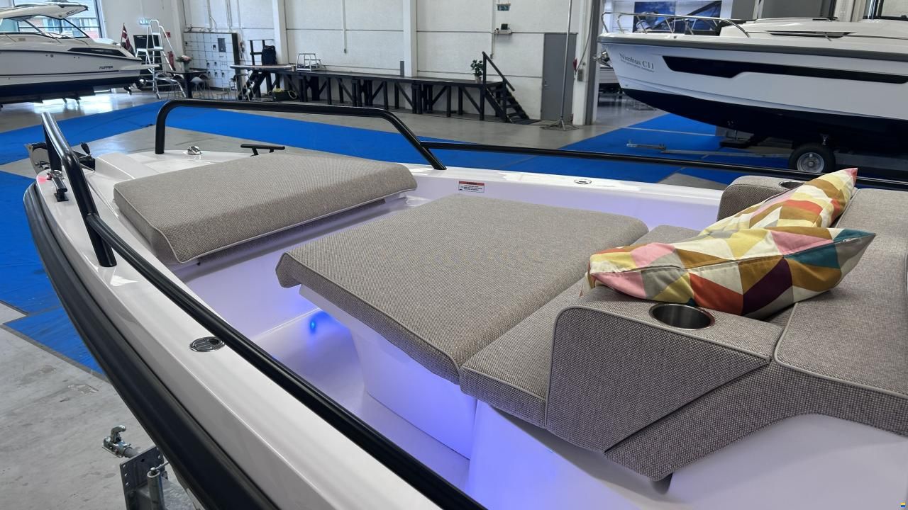 Axopar Yachts 37 XC Cross Cabin