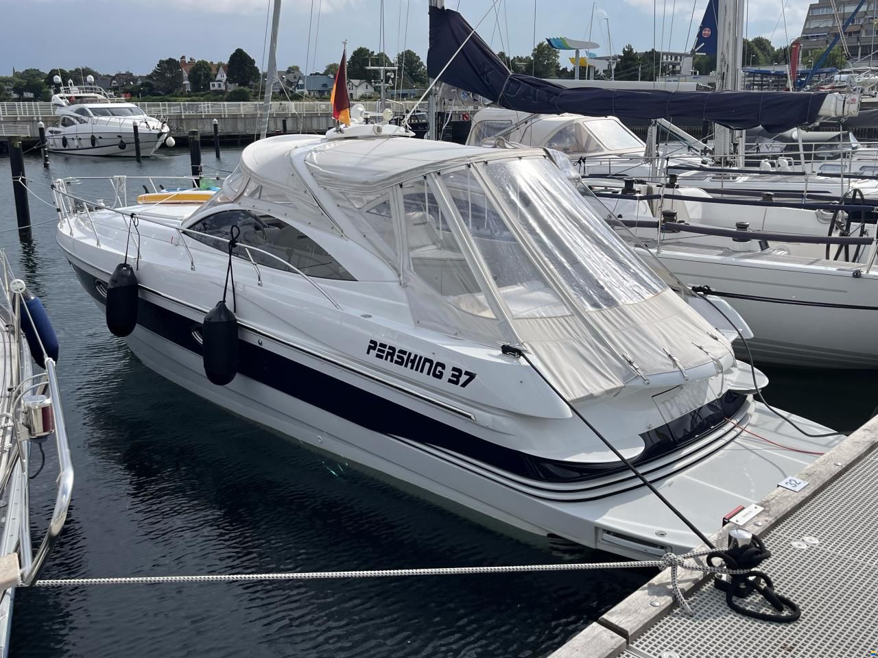 Pershing 37