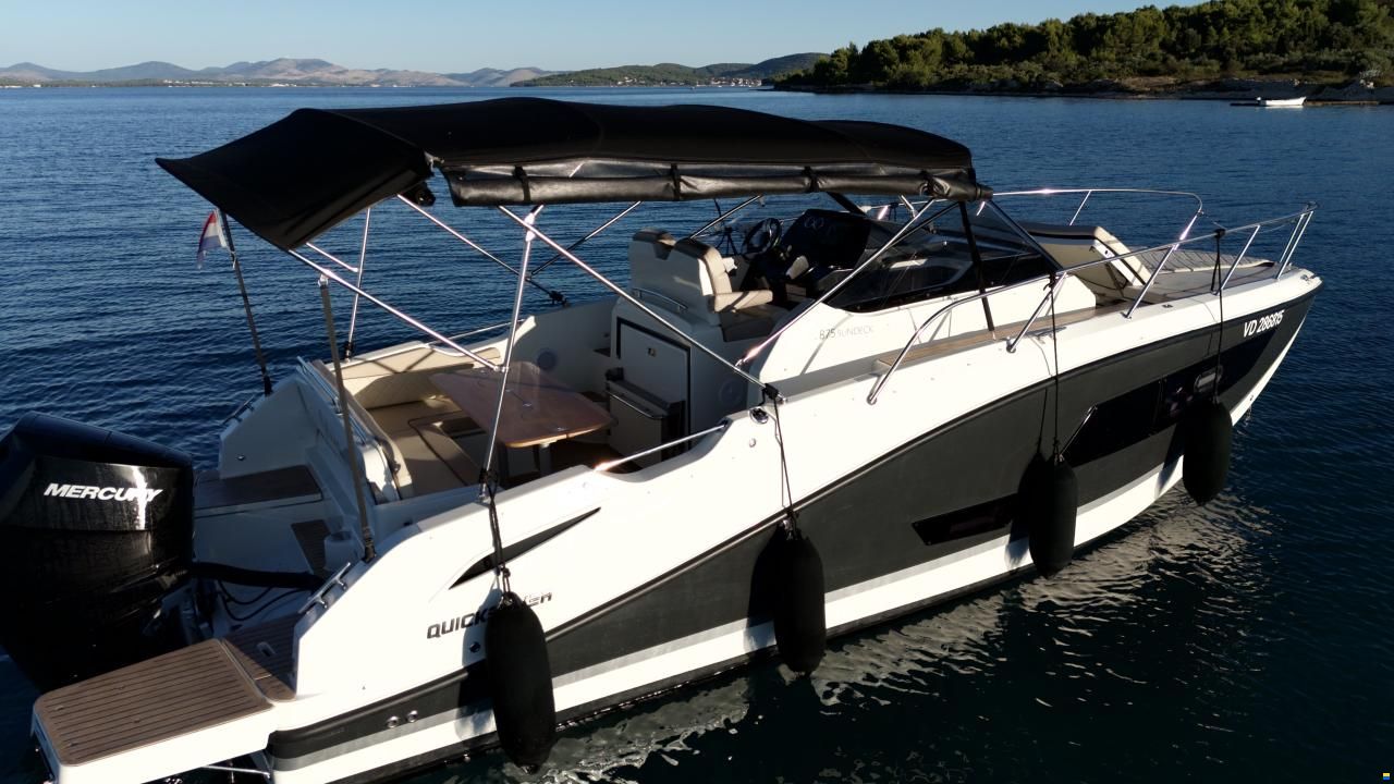 Quicksilver Activ 875 Sundeck