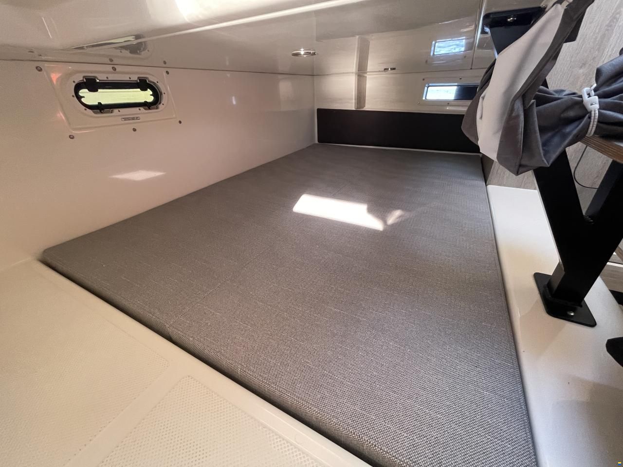 Quicksilver Activ 875 Sundeck