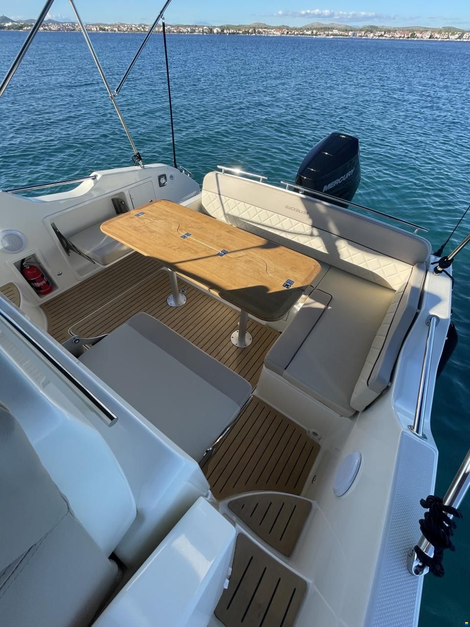Quicksilver Activ 875 Sundeck