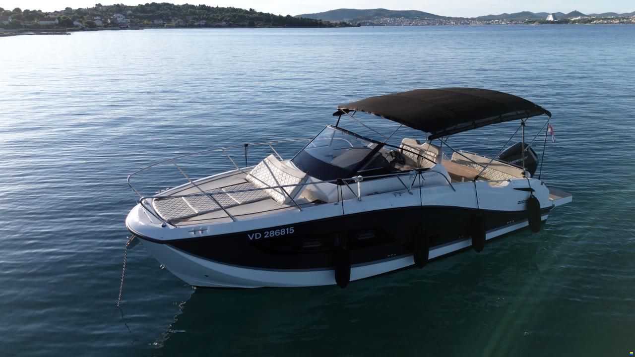 Quicksilver Activ 875 Sundeck