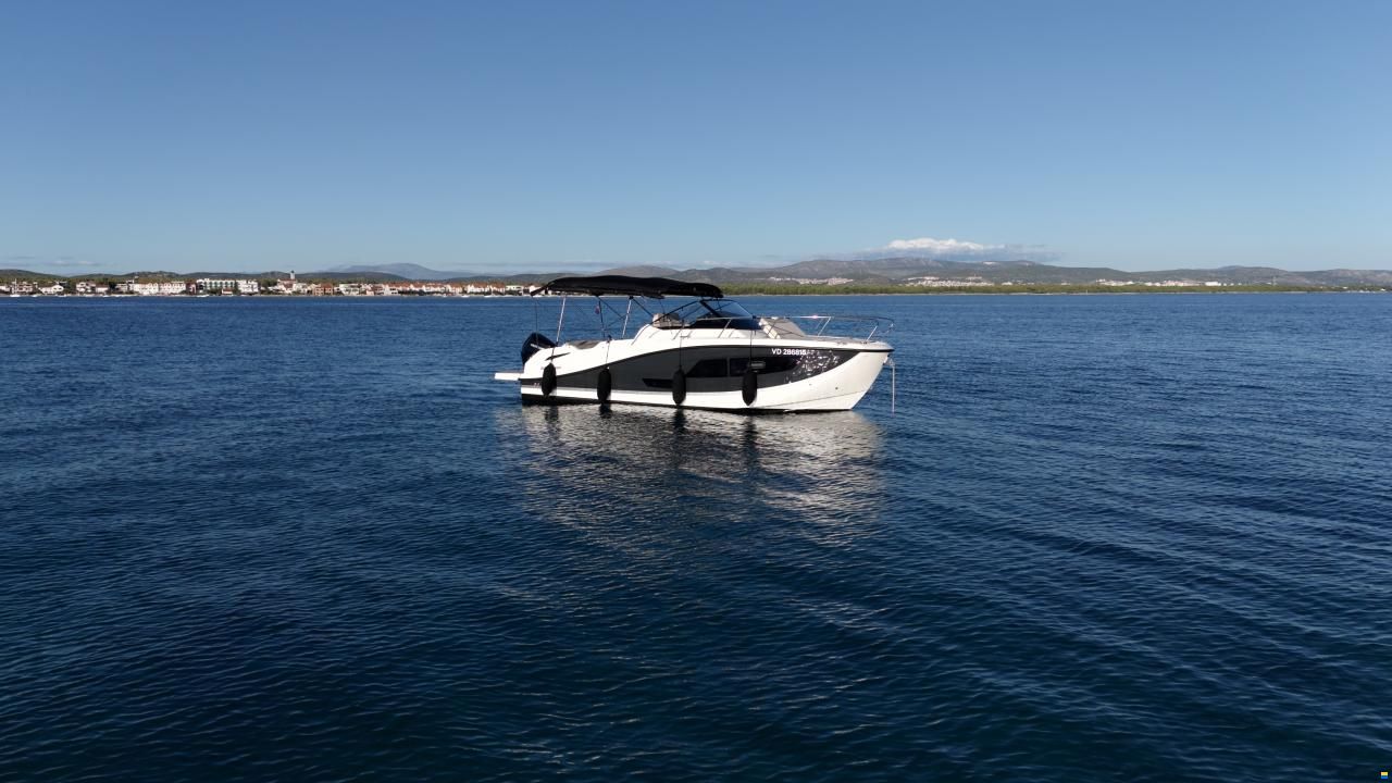 Quicksilver Activ 875 Sundeck