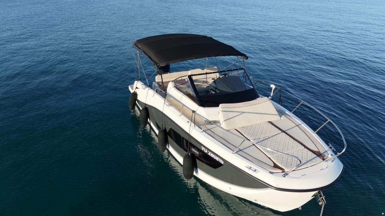 Quicksilver Activ 875 Sundeck