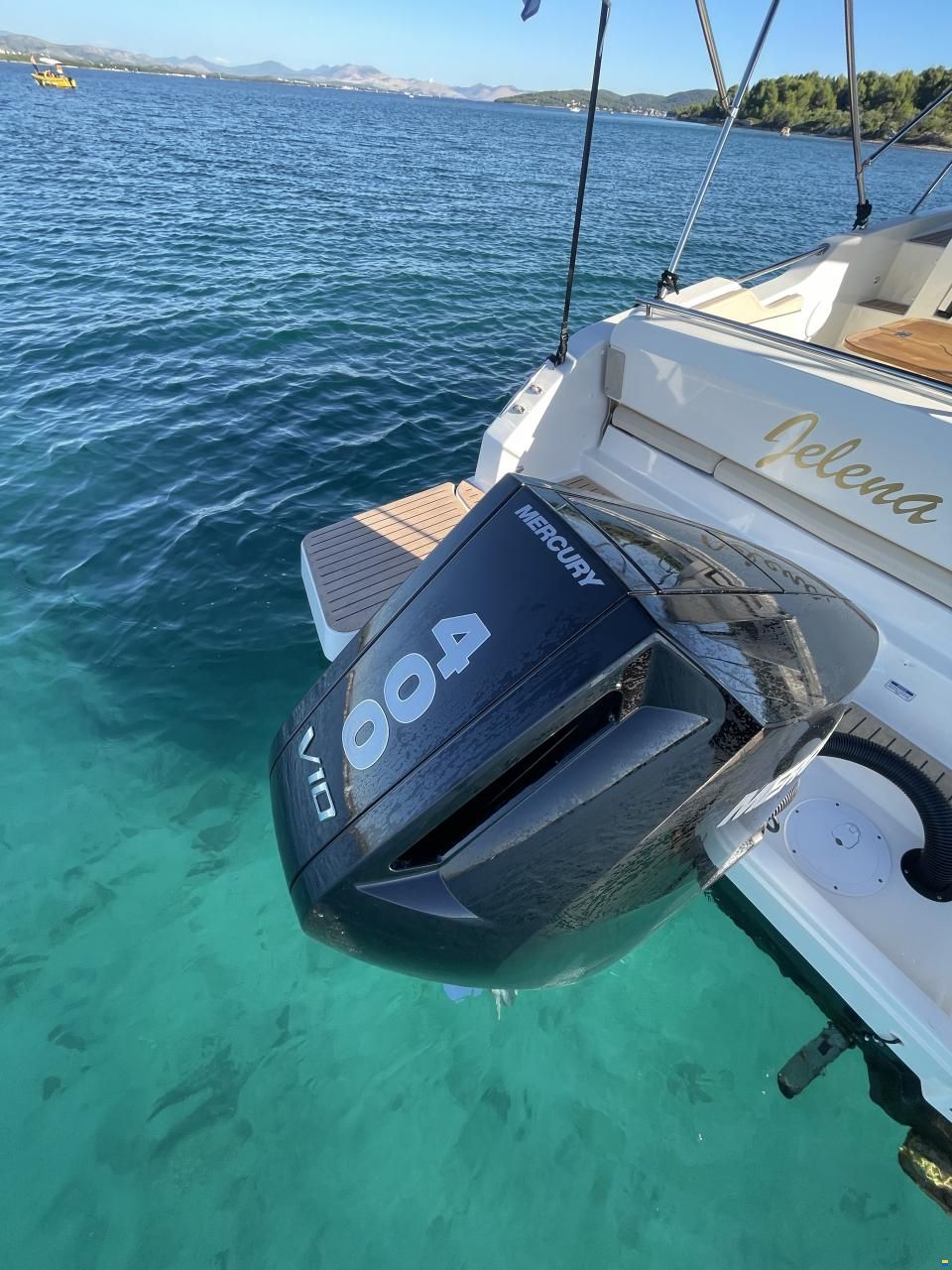 Quicksilver Activ 875 Sundeck
