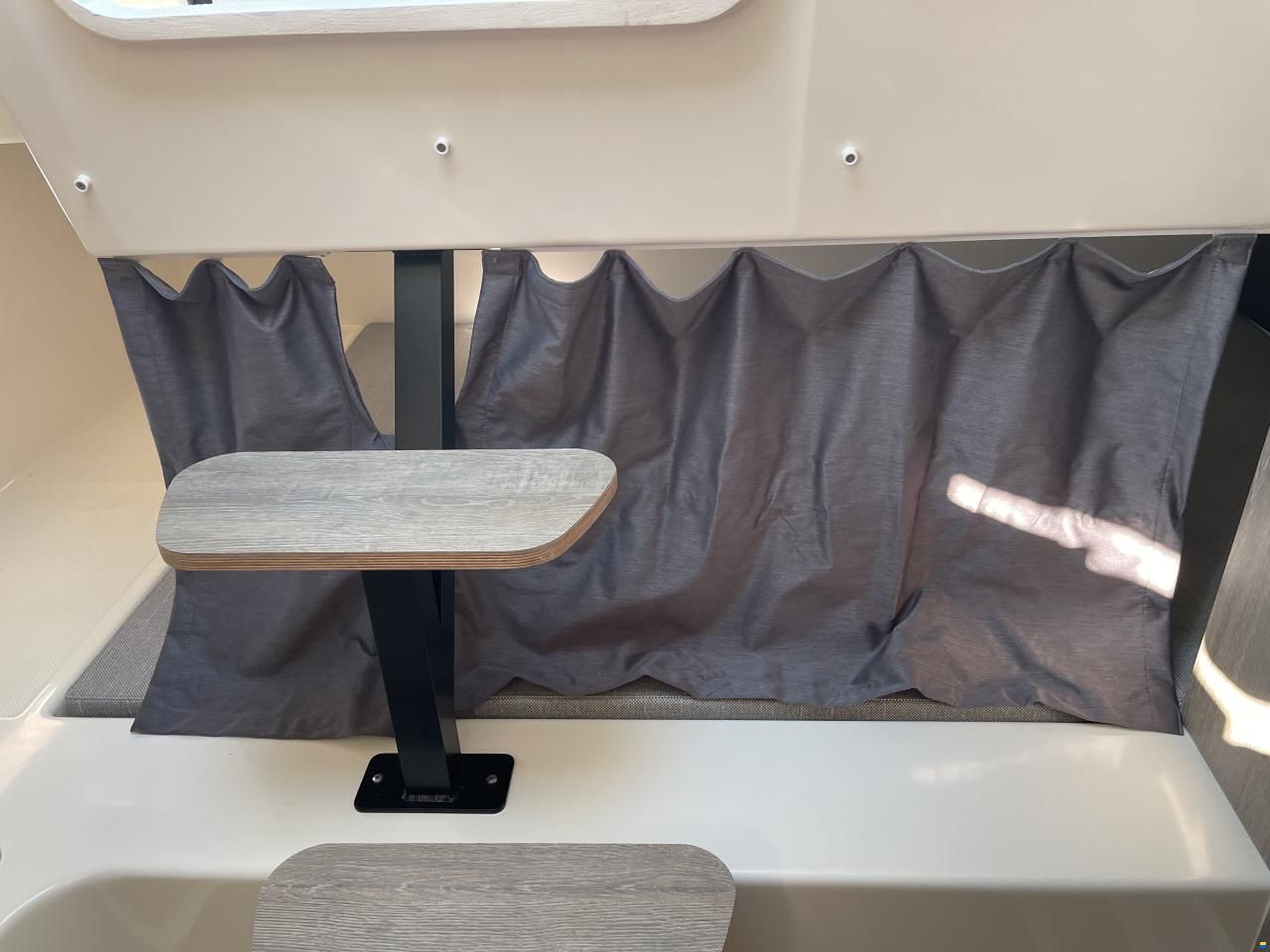 Quicksilver Activ 875 Sundeck
