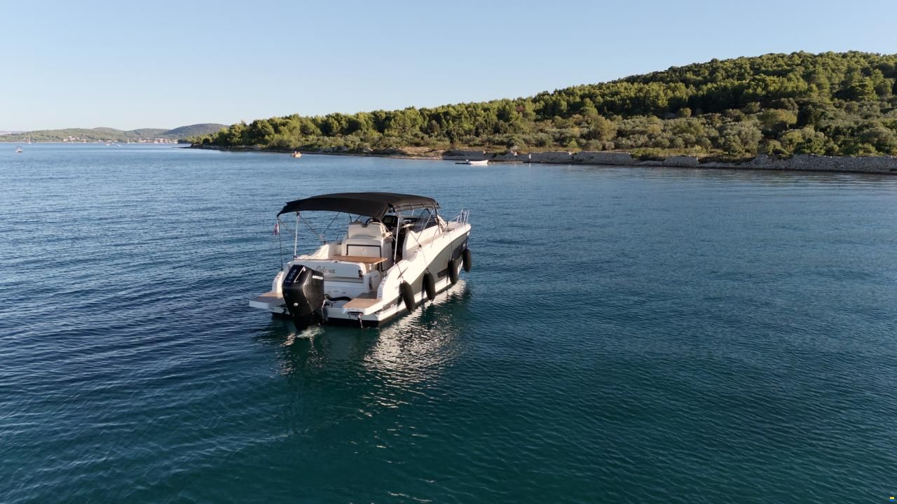 Quicksilver Activ 875 Sundeck
