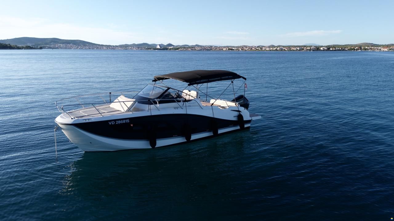 Quicksilver Activ 875 Sundeck