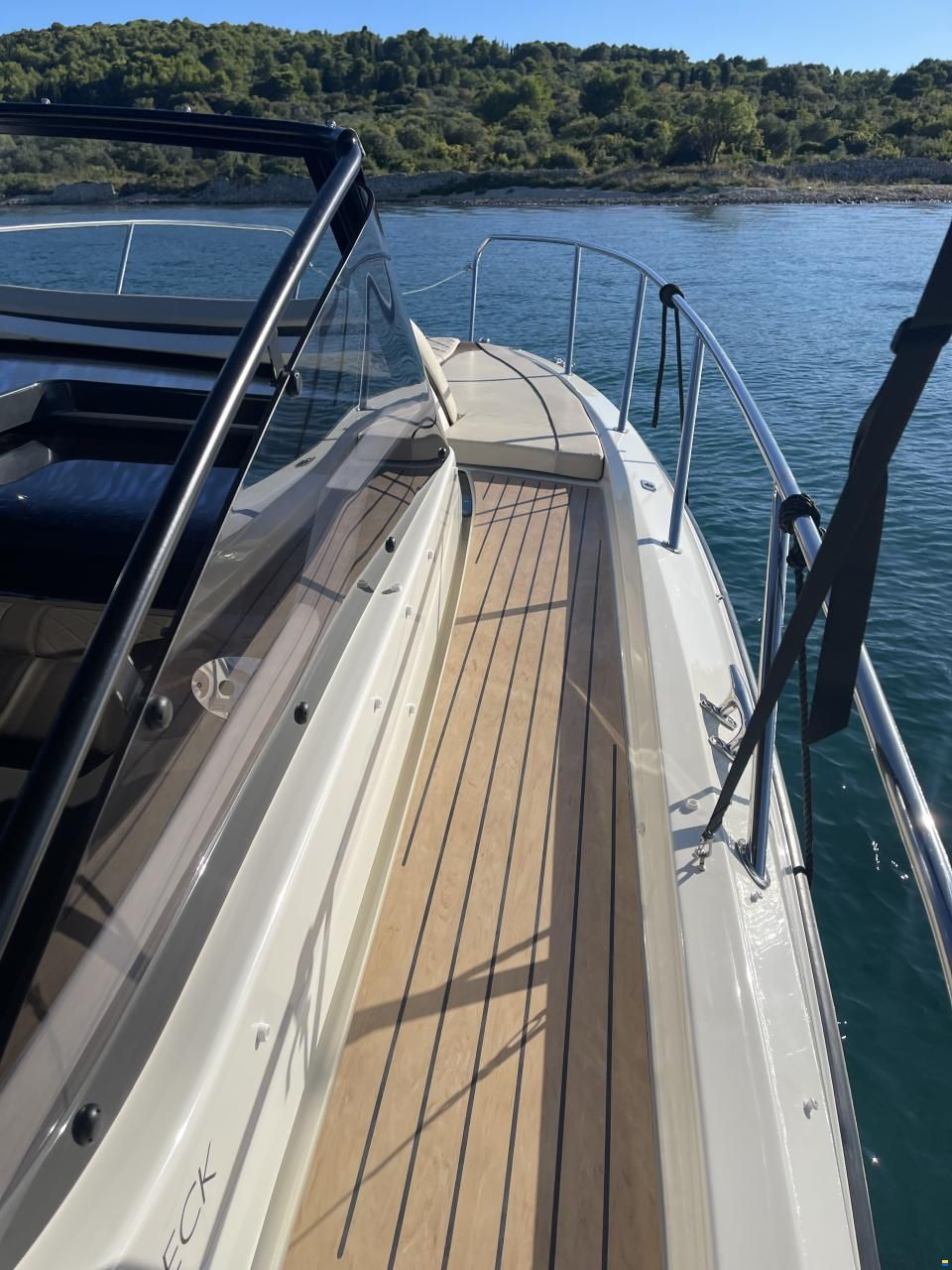 Quicksilver Activ 875 Sundeck