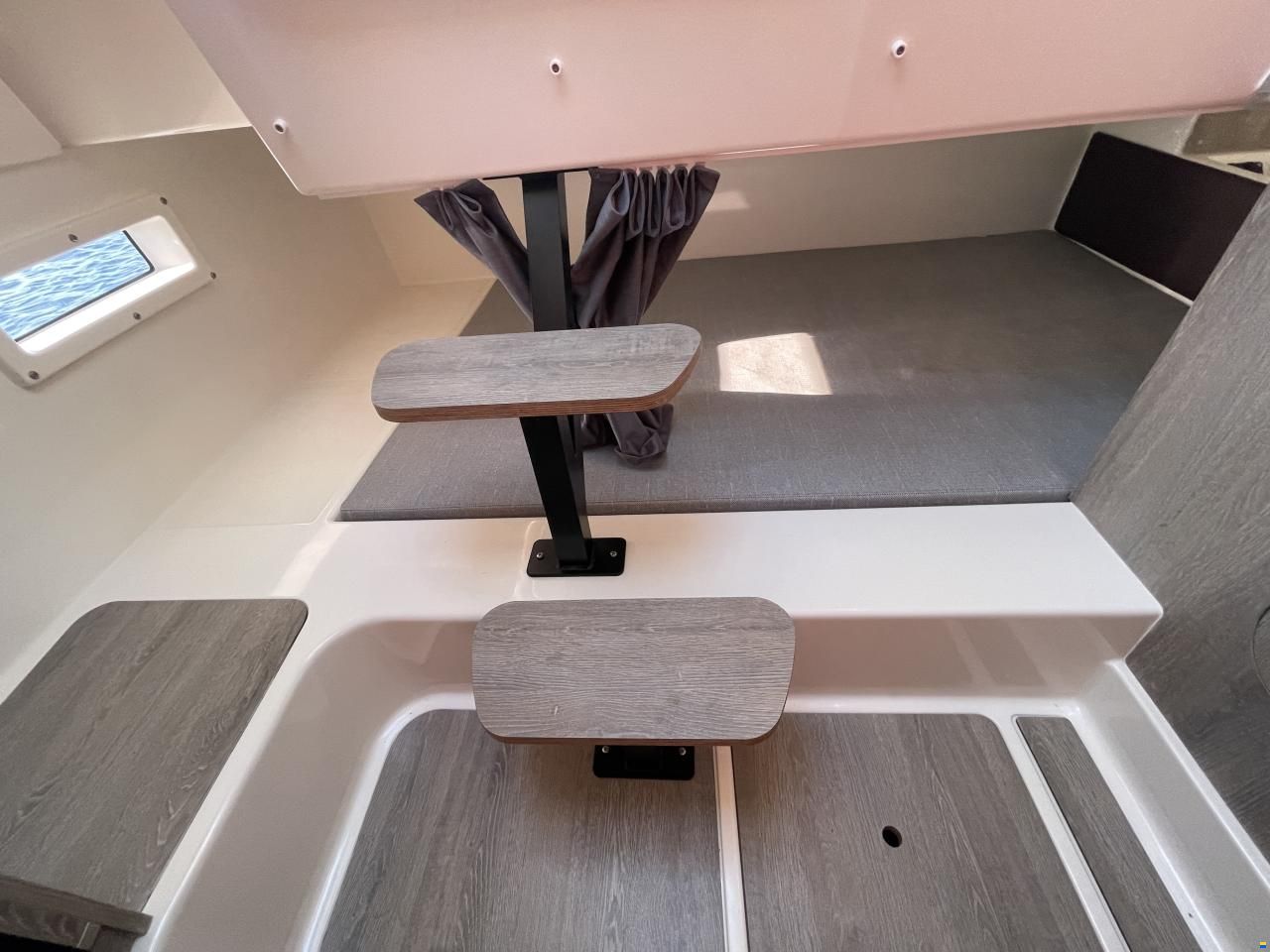 Quicksilver Activ 875 Sundeck