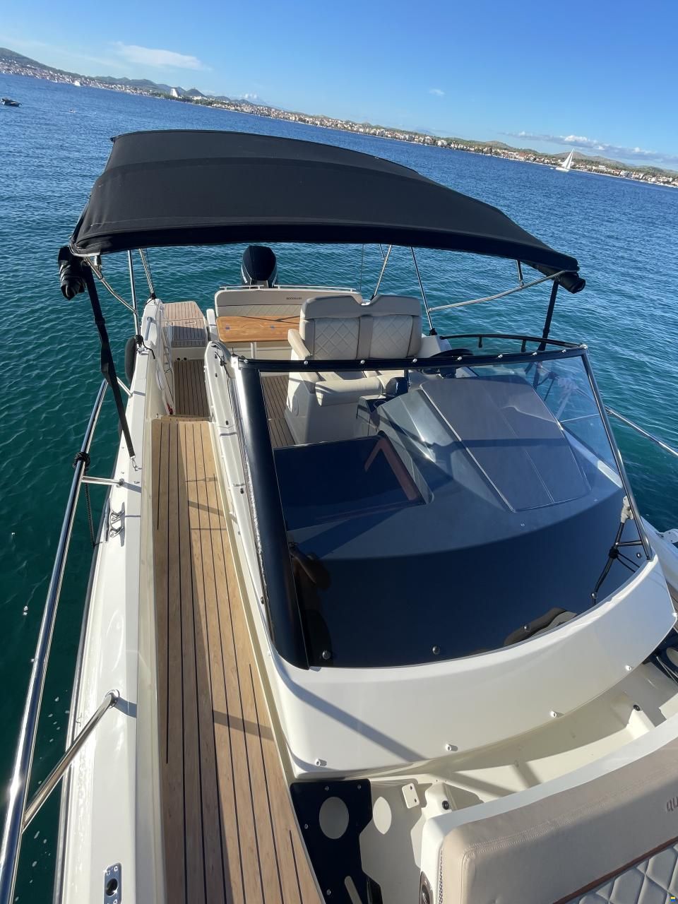 Quicksilver Activ 875 Sundeck