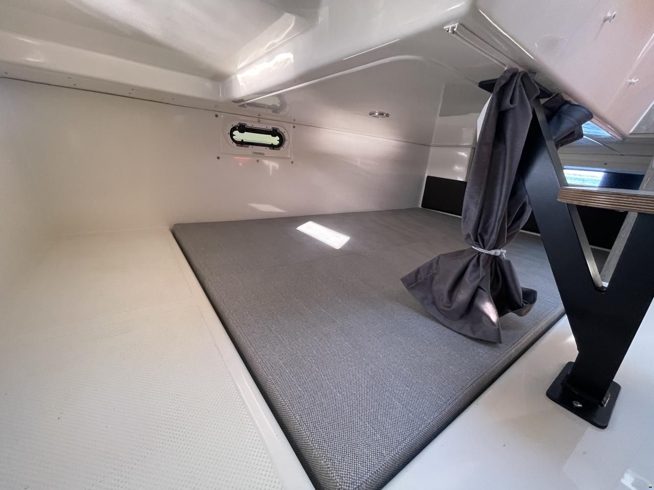 Quicksilver Activ 875 Sundeck