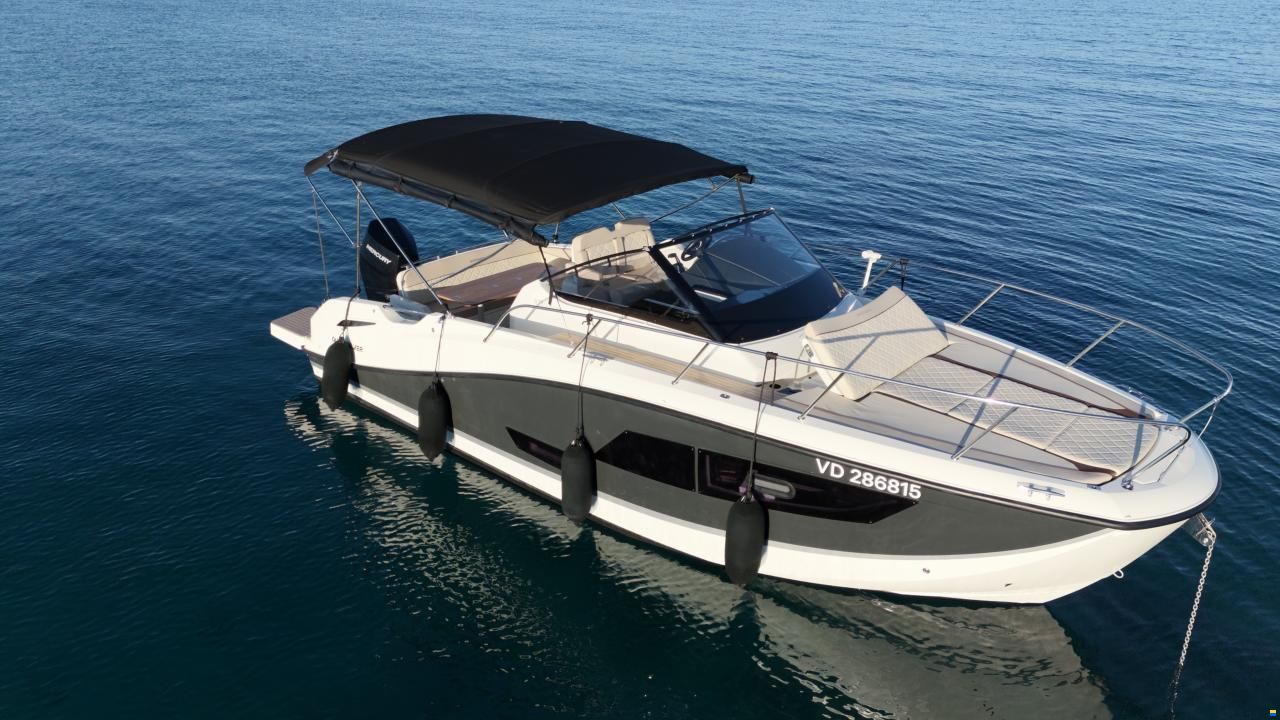 Quicksilver Activ 875 Sundeck