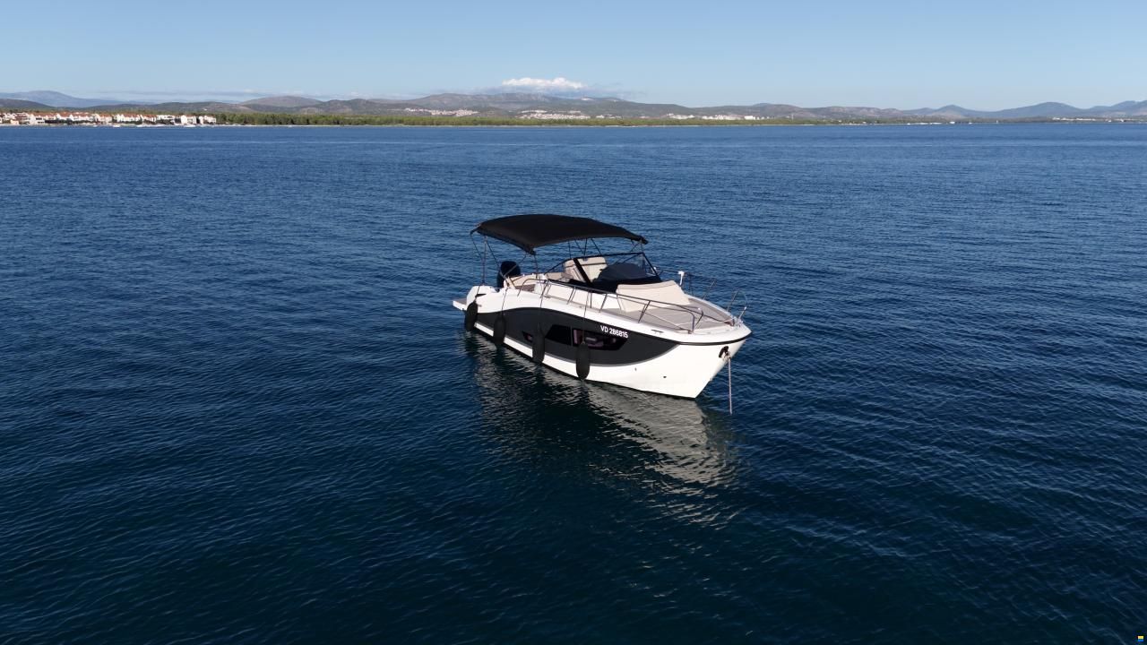 Quicksilver Activ 875 Sundeck