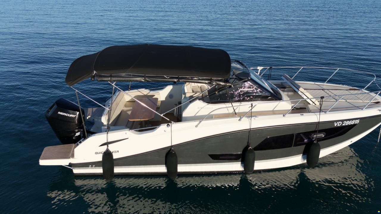 Quicksilver Activ 875 Sundeck