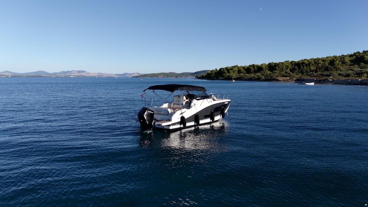 Quicksilver Activ 875 Sundeck