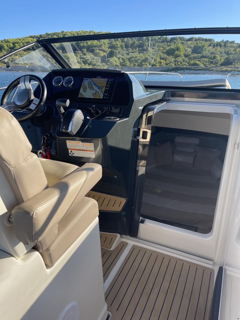 Quicksilver Activ 875 Sundeck