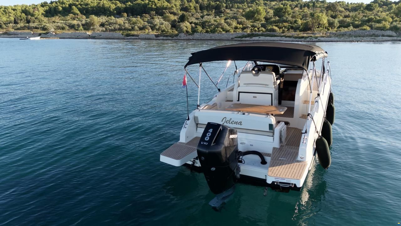 Quicksilver Activ 875 Sundeck
