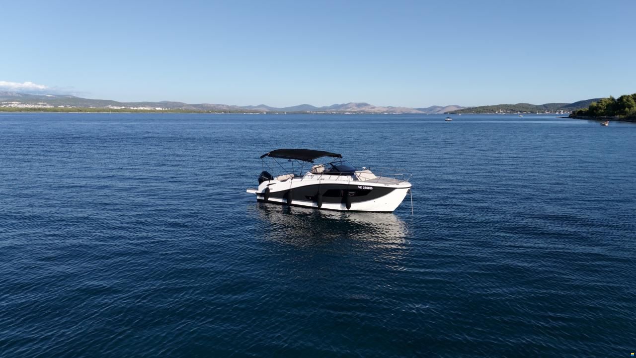 Quicksilver Activ 875 Sundeck