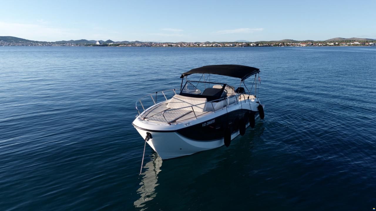 Quicksilver Activ 875 Sundeck
