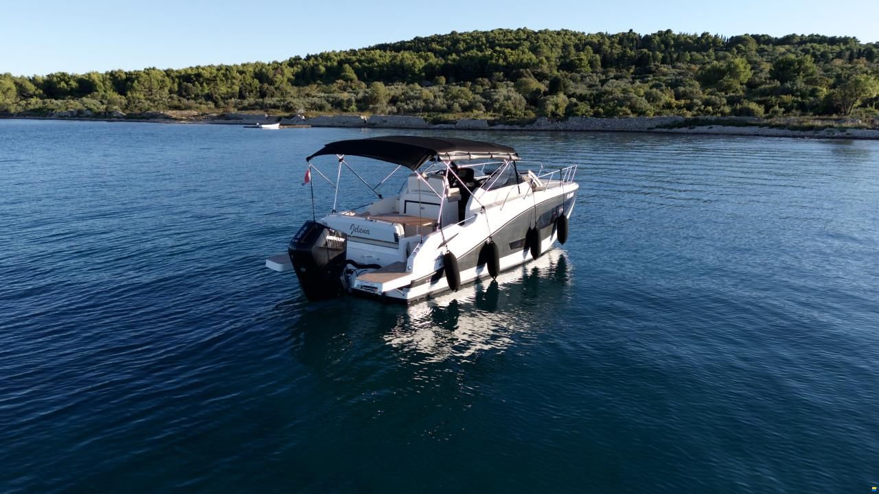 Quicksilver Activ 875 Sundeck