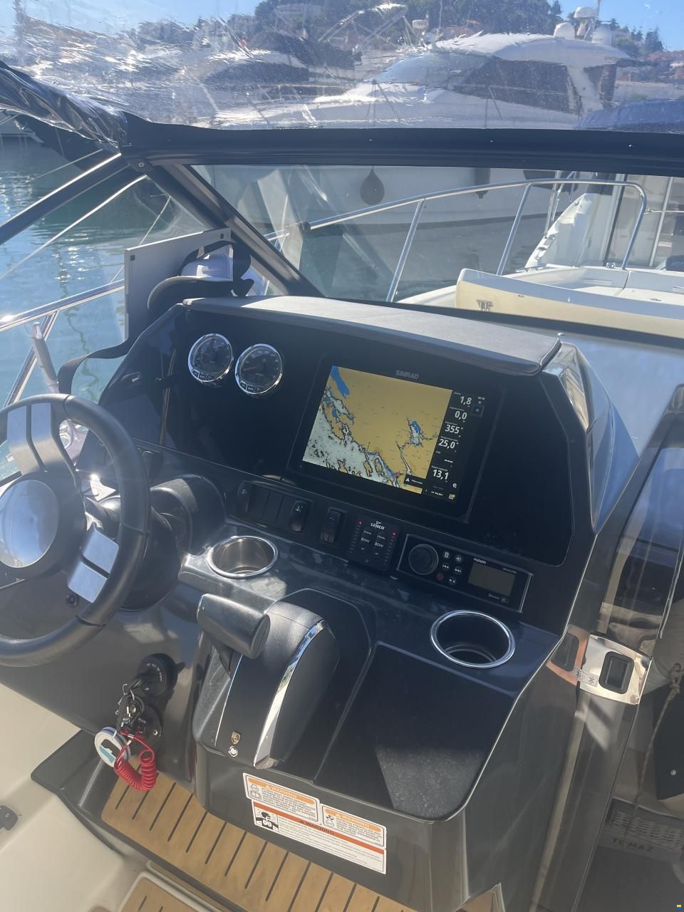Quicksilver Activ 875 Sundeck