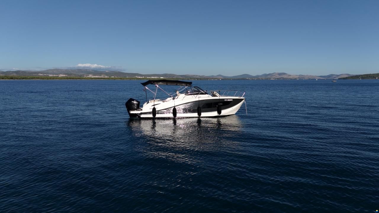 Quicksilver Activ 875 Sundeck