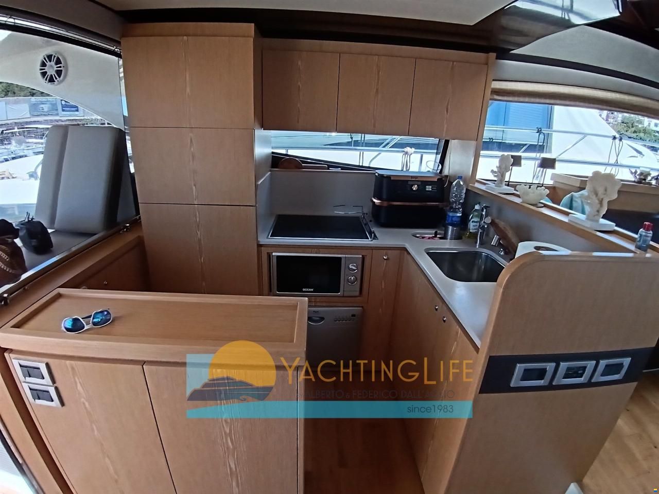 Ferretti 560