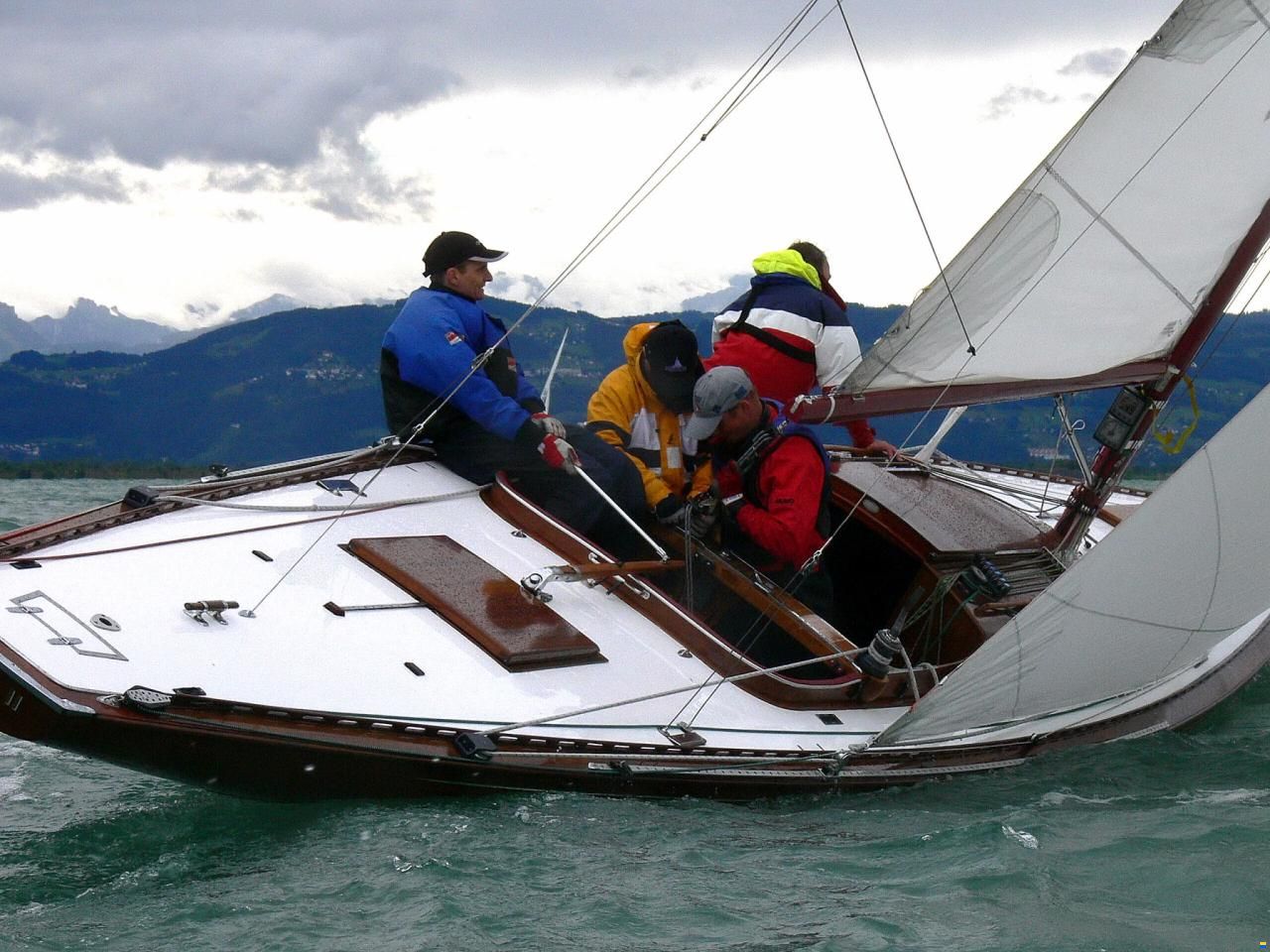 30qm-Schärenkreuzer in Voll-Mahagoni