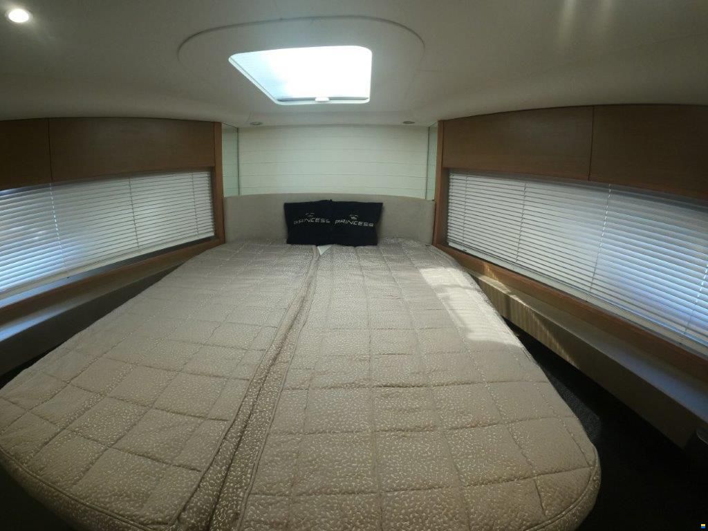 Princess V48 DECK SALOON (3. CABIN LAYOUT)