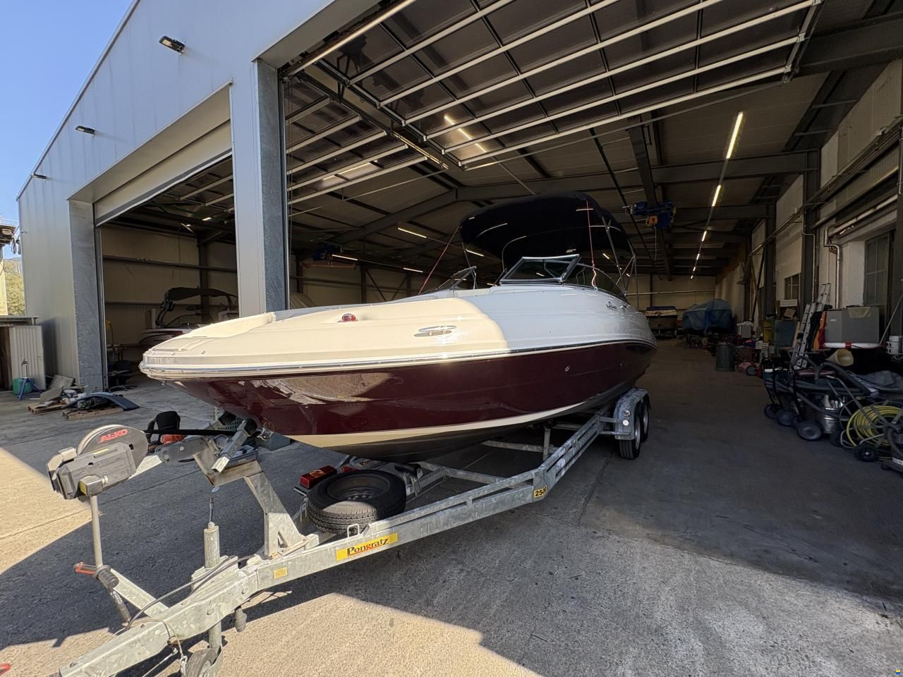 Sea Ray 220 SunDeck