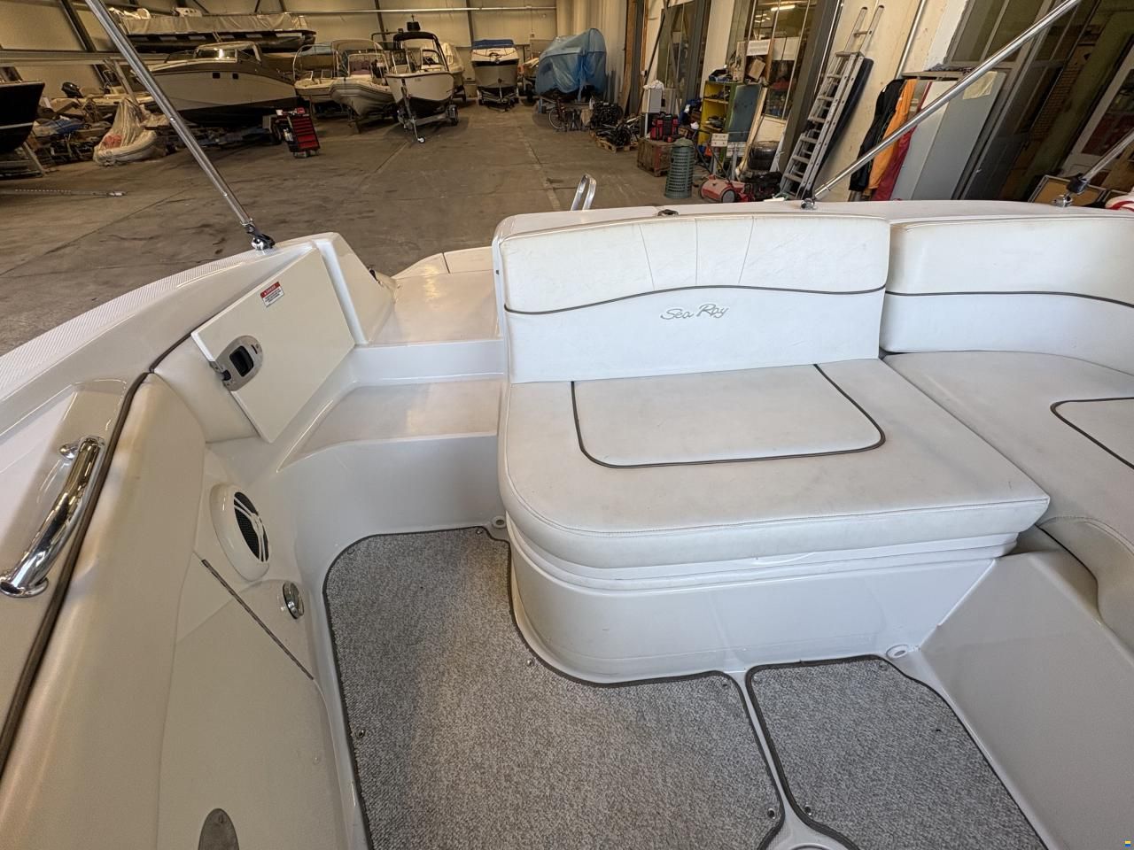 Sea Ray 220 SunDeck
