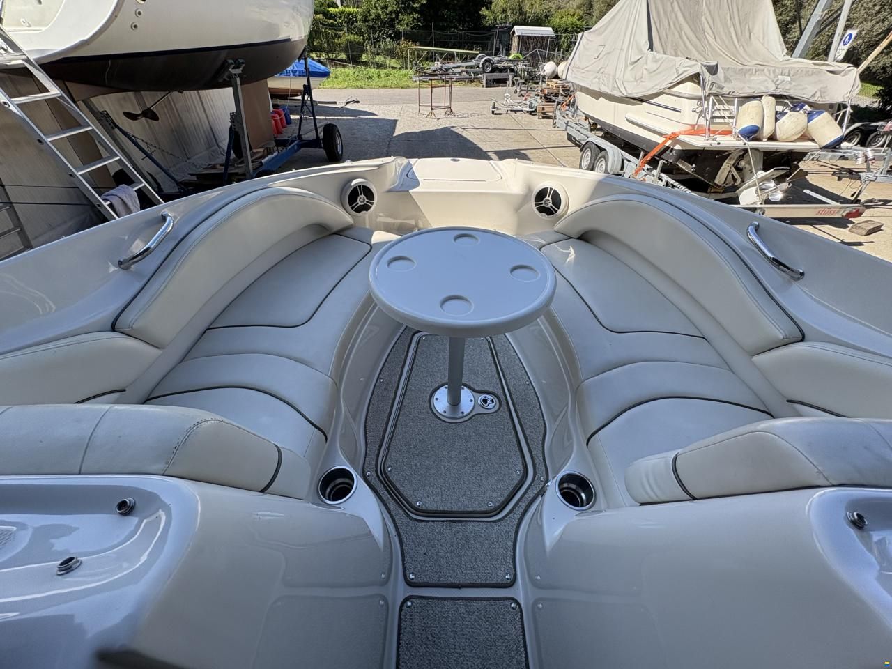 Sea Ray 220 SunDeck