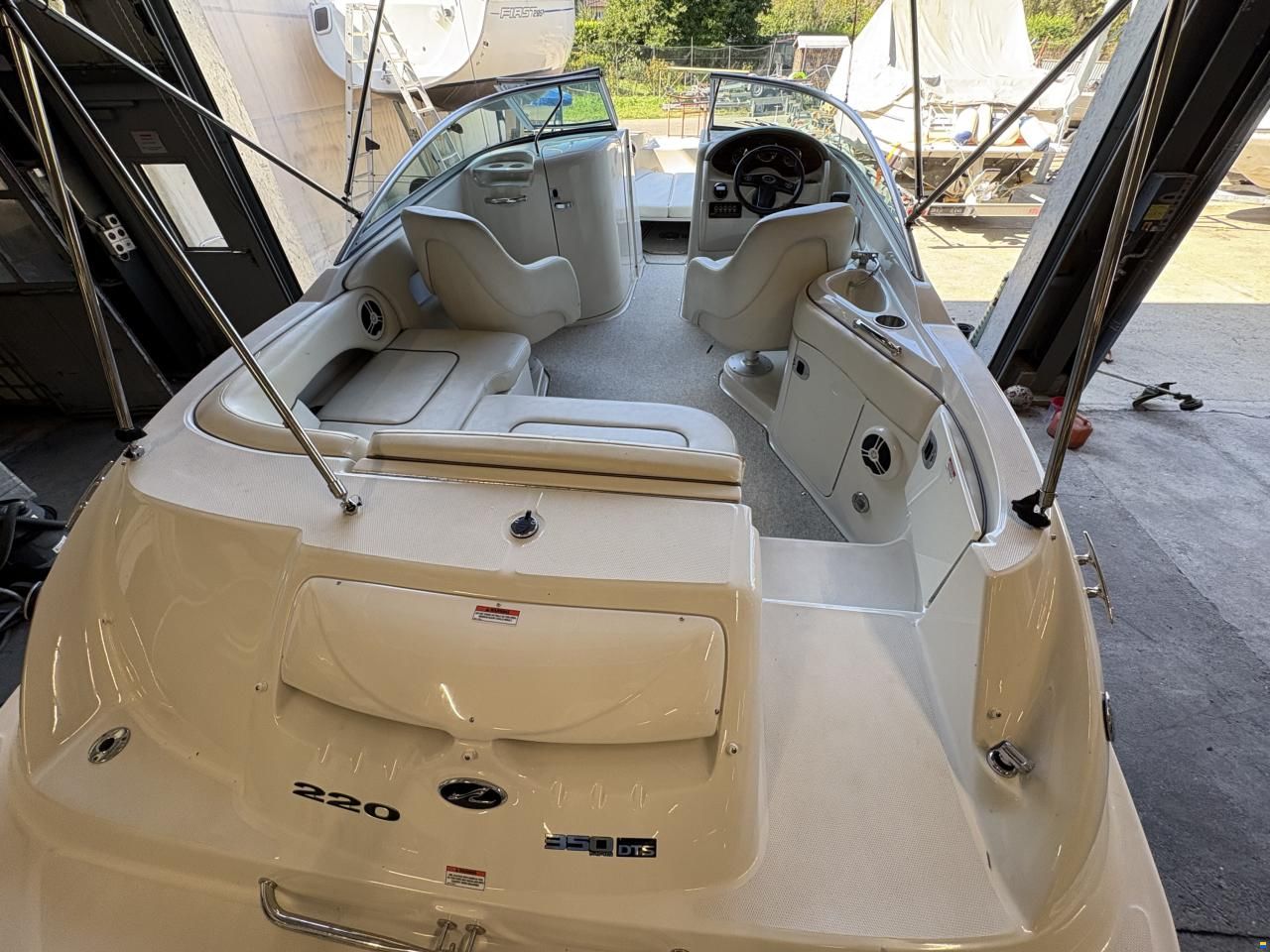 Sea Ray 220 SunDeck