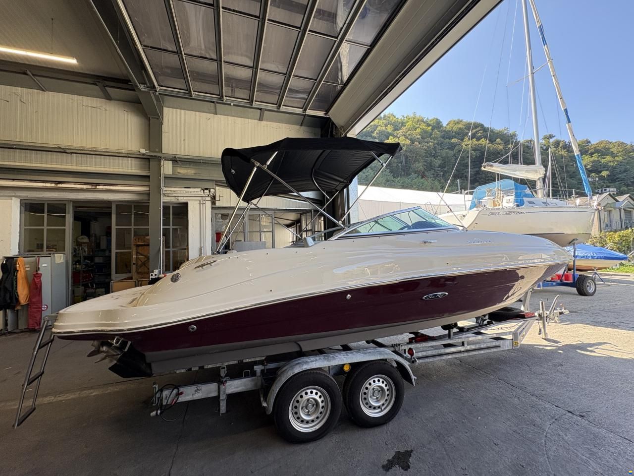 Sea Ray 220 SunDeck