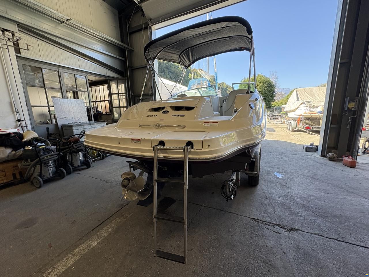 Sea Ray 220 SunDeck